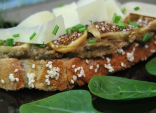 Tartine de caviar d’aubergines, figues séchées et comté