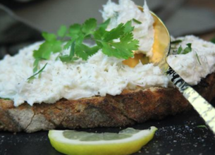 Tartine de pain de campagne aux rillettes de crabe 