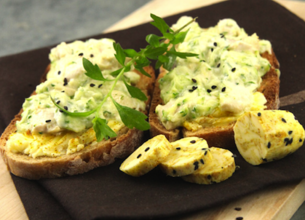Tartine de poulet au beurre de sésame noir