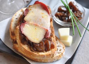 Tartines au confit d'oignons rouges, magrets et Istara