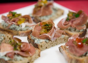 Tartines de roquefort praliné et chiffonnade de jambon