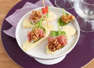 Tartines de reblochon au jambon cru et noix