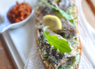 Tartines de sardines au beurre de roquette et tartare de poivron