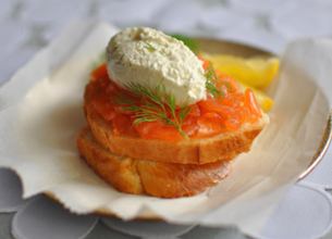 Toast au saumon fumé et crème à l’aneth 