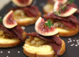 Toast aux oignons confits, magret et figues Président 