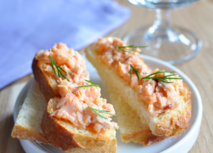 Toasts briochés au saumon et paprika
