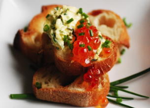 Toasts au « beurre » d’herbes fraîches et œufs de saumon