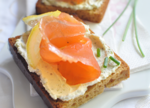 Toasts de pain d'épices au saumon et Rondelé