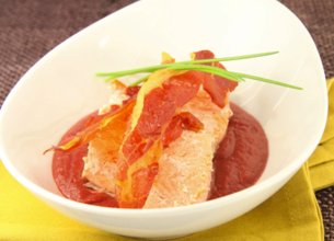 Truite au jambon cru et purée de betteraves