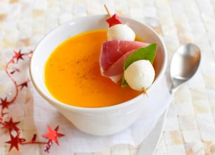 Velouté de potimarron, brochettes mozzarella et jambon de parme