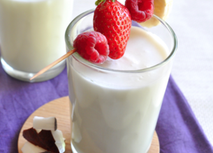 Lait de coco et sa brochette de fruits de saison