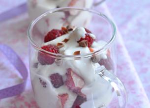 Verrines crémeuses de fruits rouges et biscuit rose
