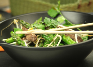 Wok de bœuf, asperges et pois gourmands