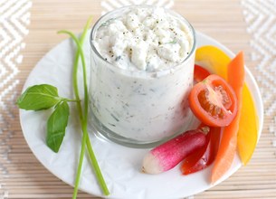 Sauce dip yaourt à la grecque, chèvre frais et herbes