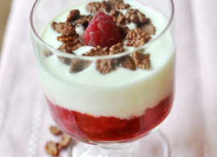 Yaourt à la Grecque sur compotée de pêches et framboises, et céréales