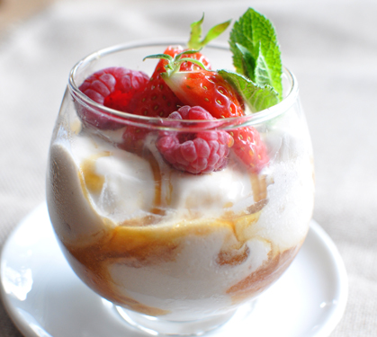 Recette de Sundae aux fruits rouges et caramel au beurre salé