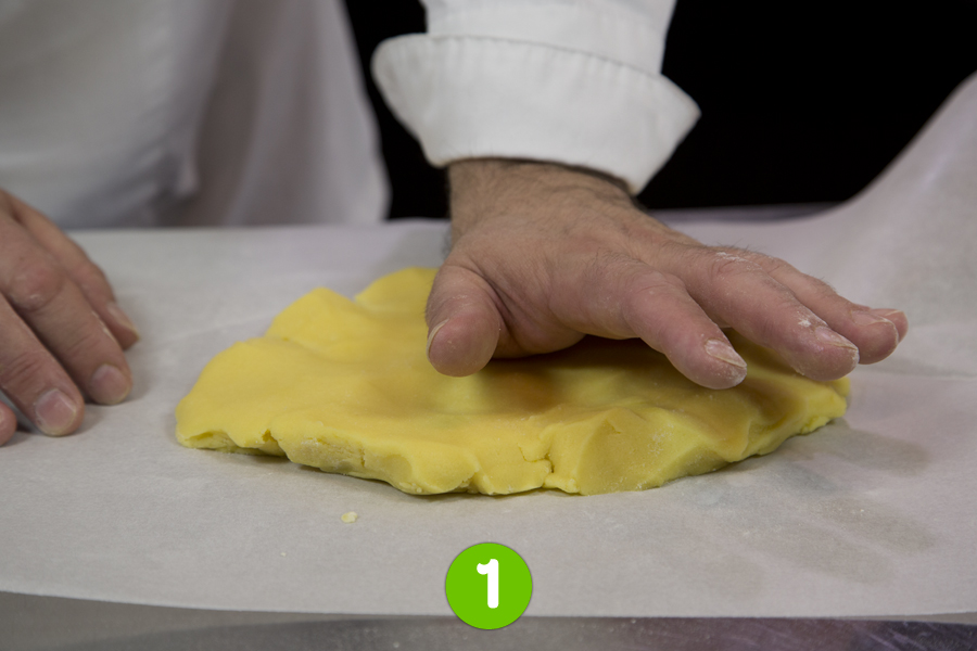 Recette de Tarte à la crème de pistache, fraises et chantilly
