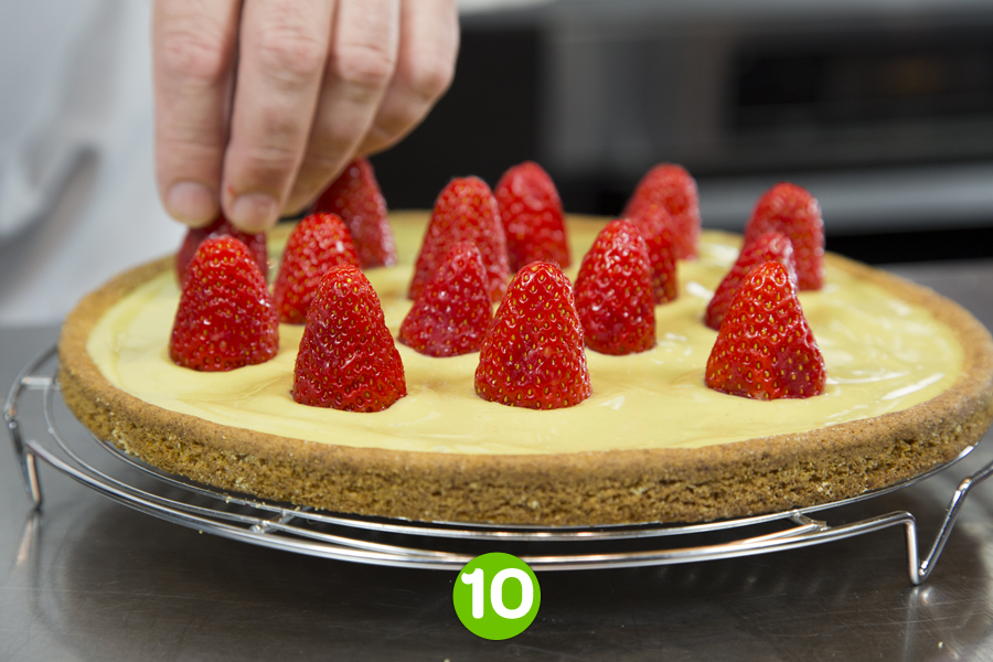 Recette de Tarte à la crème de pistache, fraises et chantilly