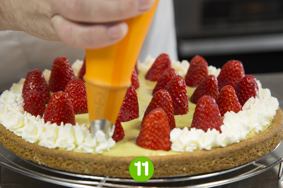 Recette de Tarte à la crème de pistache, fraises et chantilly