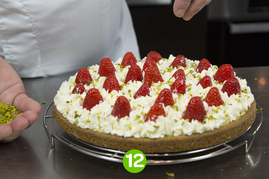 Recette de Tarte à la crème de pistache, fraises et chantilly