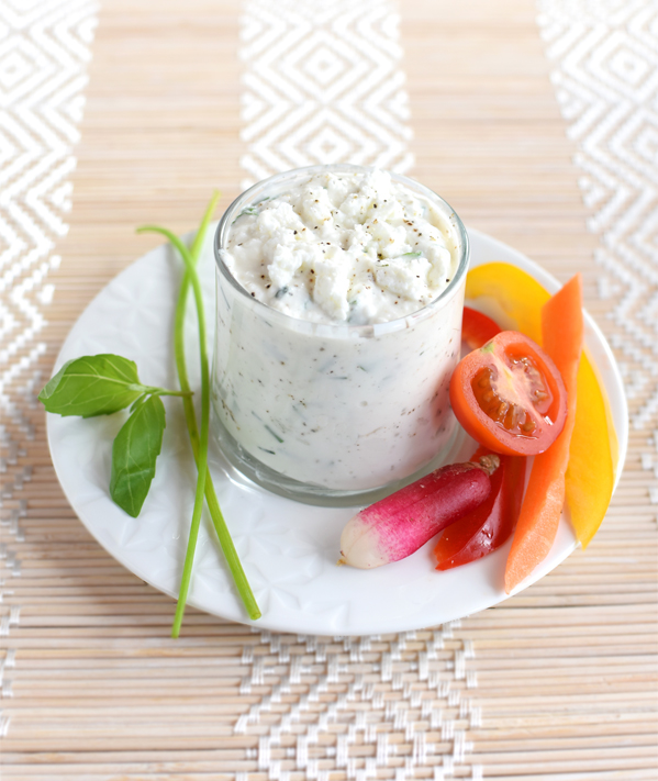 Recette de Sauce dip yaourt à la grecque, chèvre frais et herbes